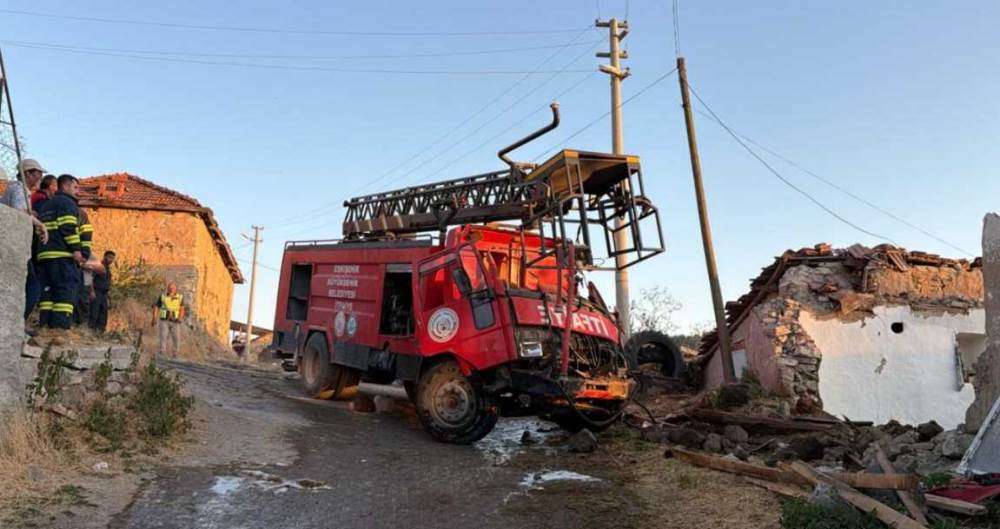 Seyitgazi'de itfaiye aracı kaza yaptı, 3 pers…