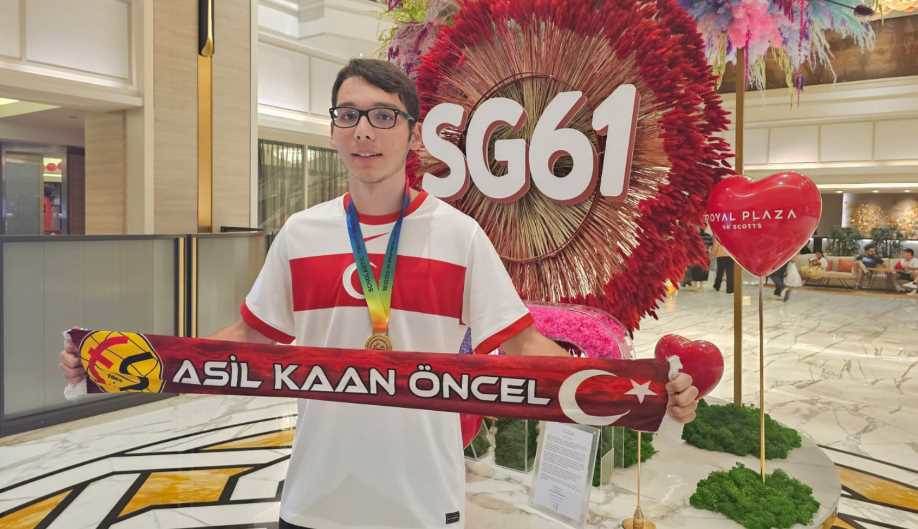 Singapur’da altın madalya kazandı