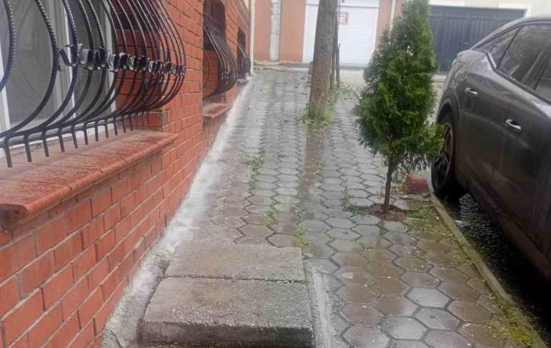 Şirintepe’de kaldırım engeli yaya geçişini zo…
