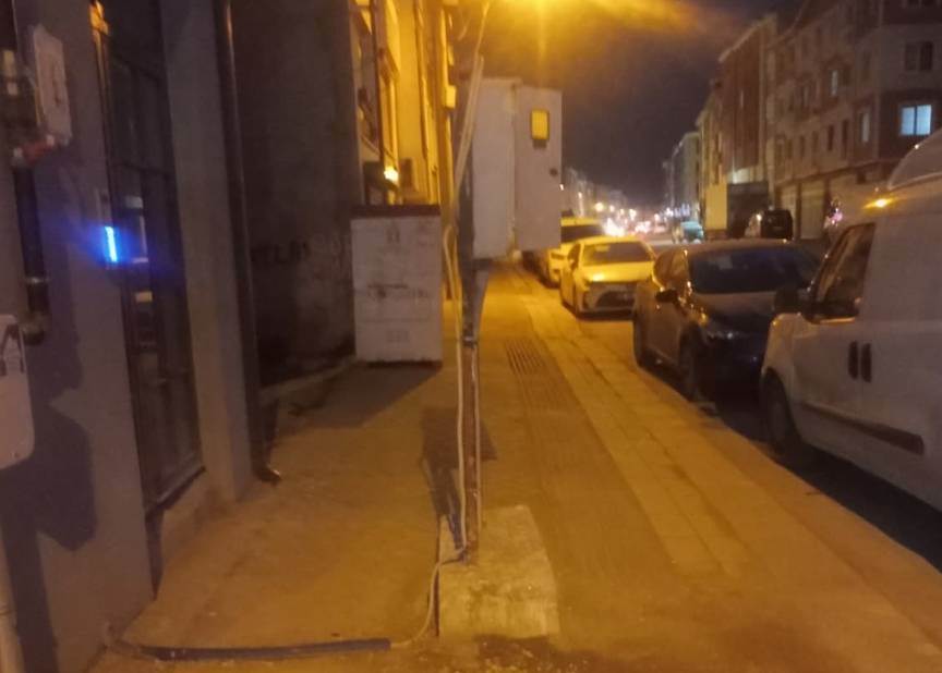 Şirintepe'de kaldırım ortasında pano engeli