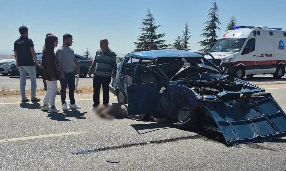 Sivrihisar’da iki otomobil çarpıştı: 1’i bebe…