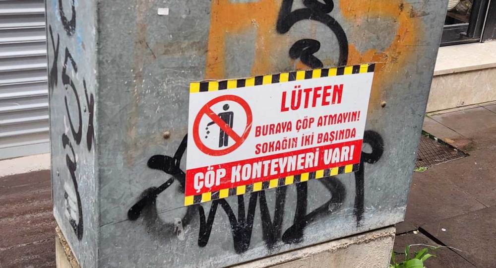 Sokaklara gelişi güzel atılan çöpler tepki çe…