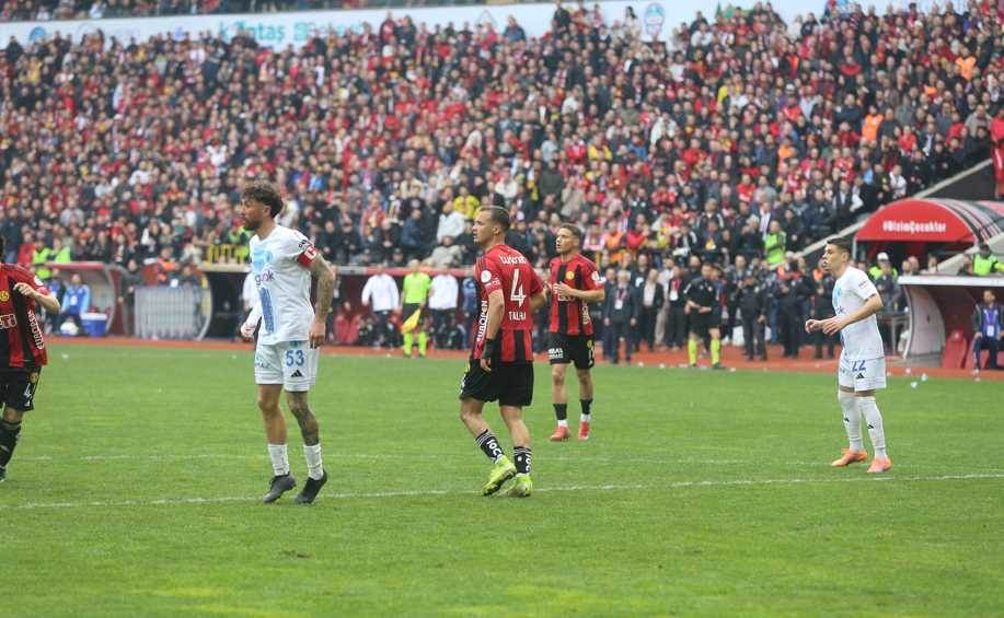 Talha alkış topladı