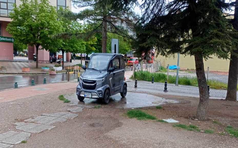 Vardar İş Merkezi önündeki boş alandaki küçük…