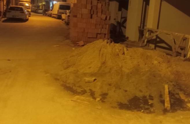 Yeşiltepe’de inşaat malzemeleri kaldırıma taş…